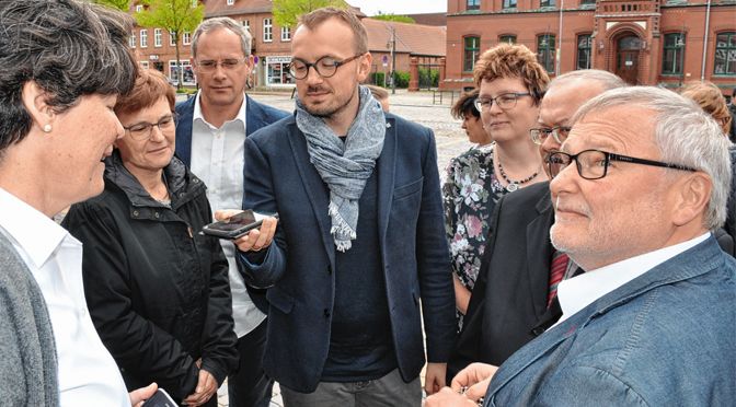 Stefan Sternberg, Bürgermeister von Grabow, demonstriert die EntdeckerRouten-App mit Routen in der Region Ludwigslust