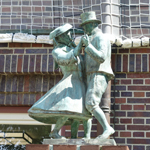 Vierländer Paar, Bronzeskulptur vor dem Luisengymnasium Bergdorf